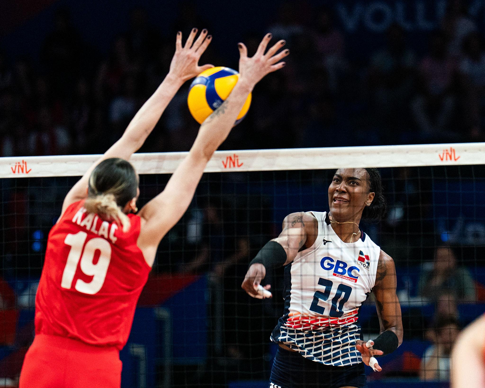 Turquia leva susto, mas vence República Dominicana em batalha de cinco sets na VNL 2026
